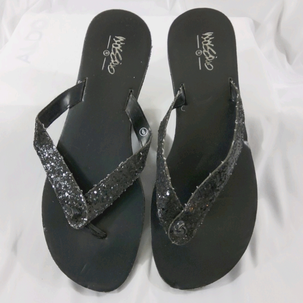 🩴Black flip flops with glitter straps. Size 9